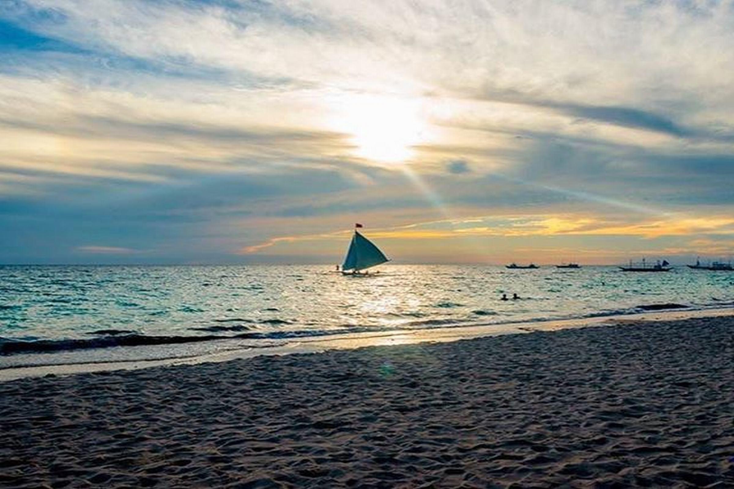 Crimson Resort And Spa Boracay Yapak Bagian luar foto